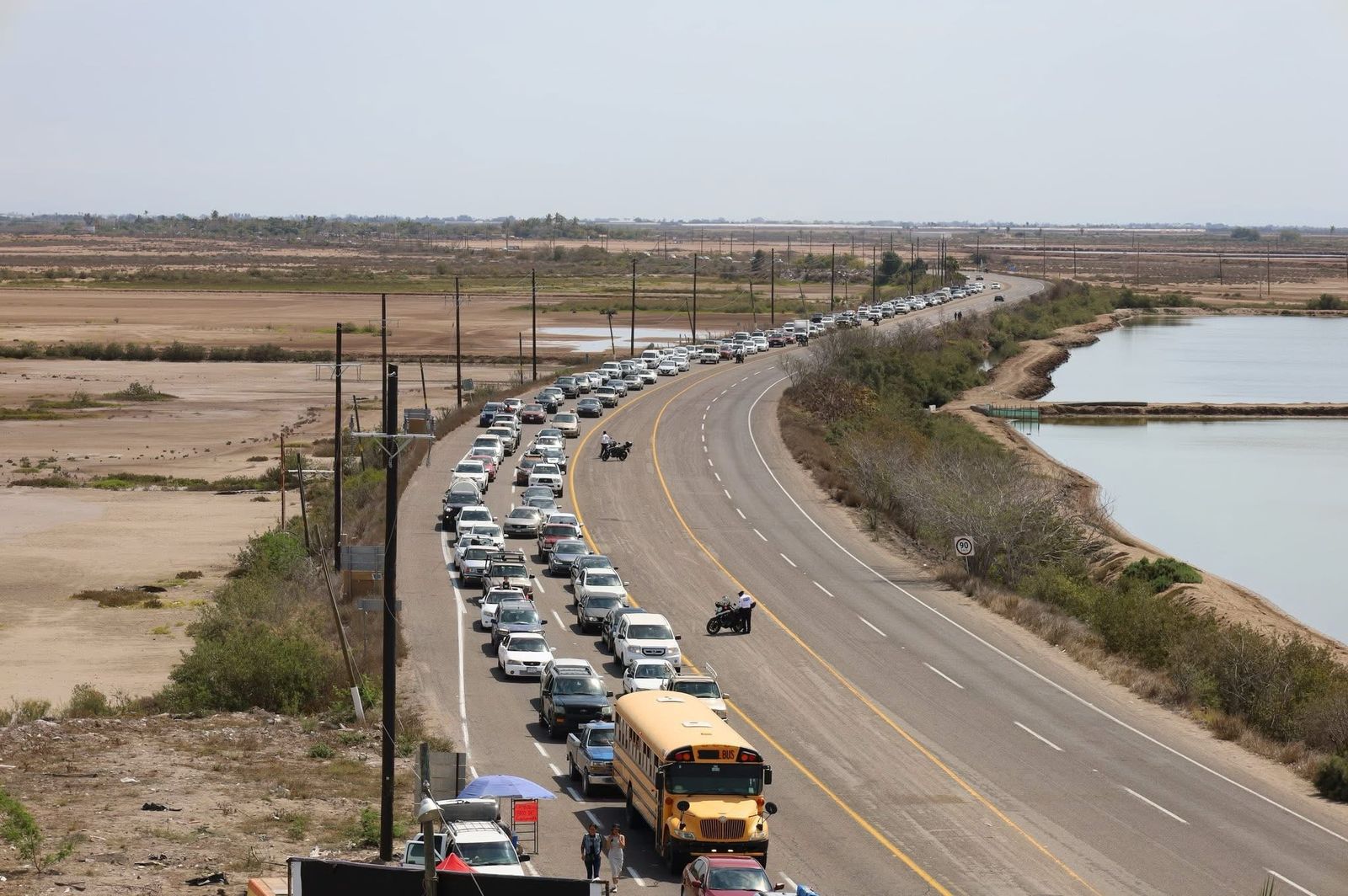 Alta fila de carros